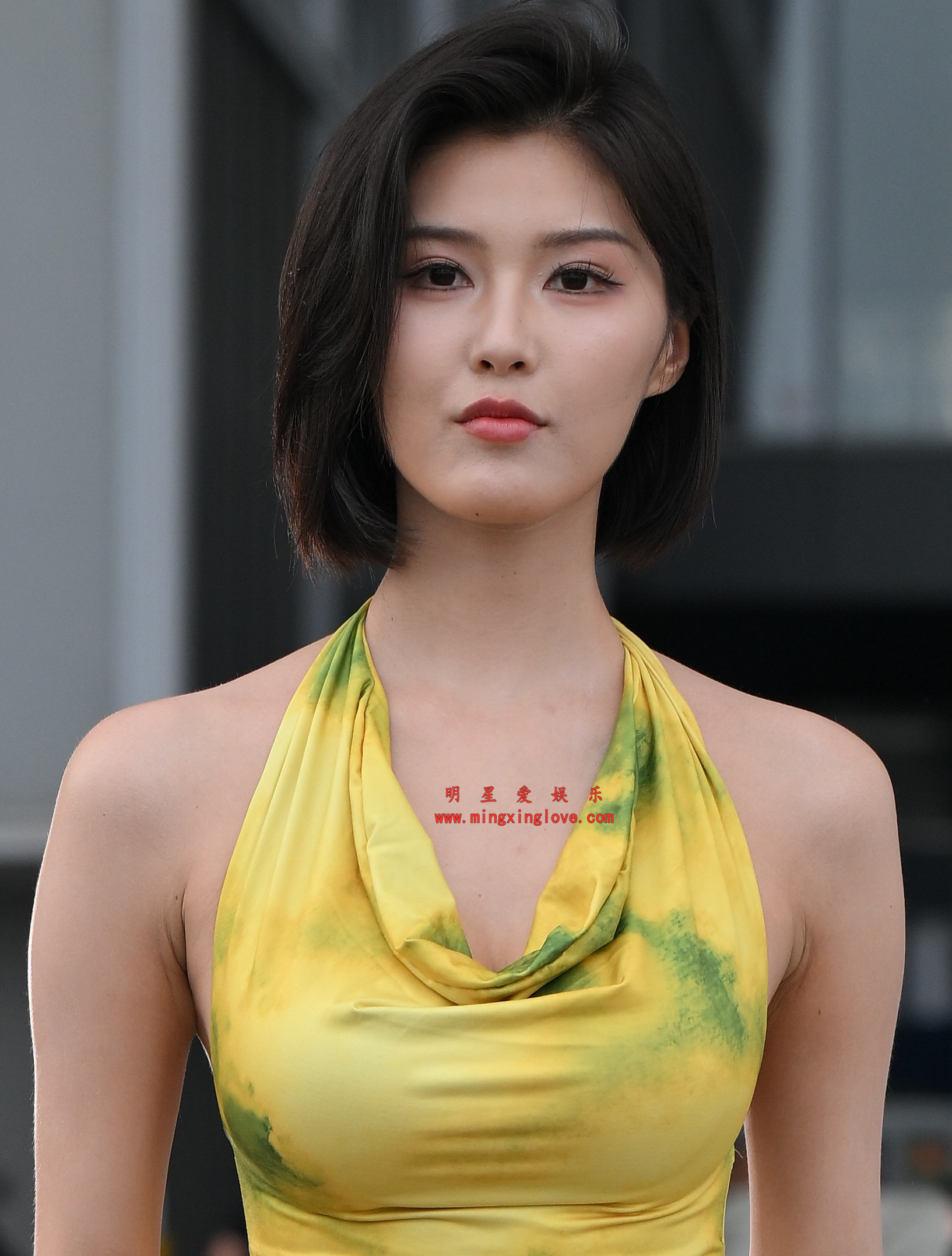 【车模街拍系列】百万粉丝网红车模程儿外拍写真拍摄花絮照片,大尺度吊带露背裙,放大可看清肌肤纹理,高清8K分辨率原图无修生图下载(至尊)-明星爱娱乐