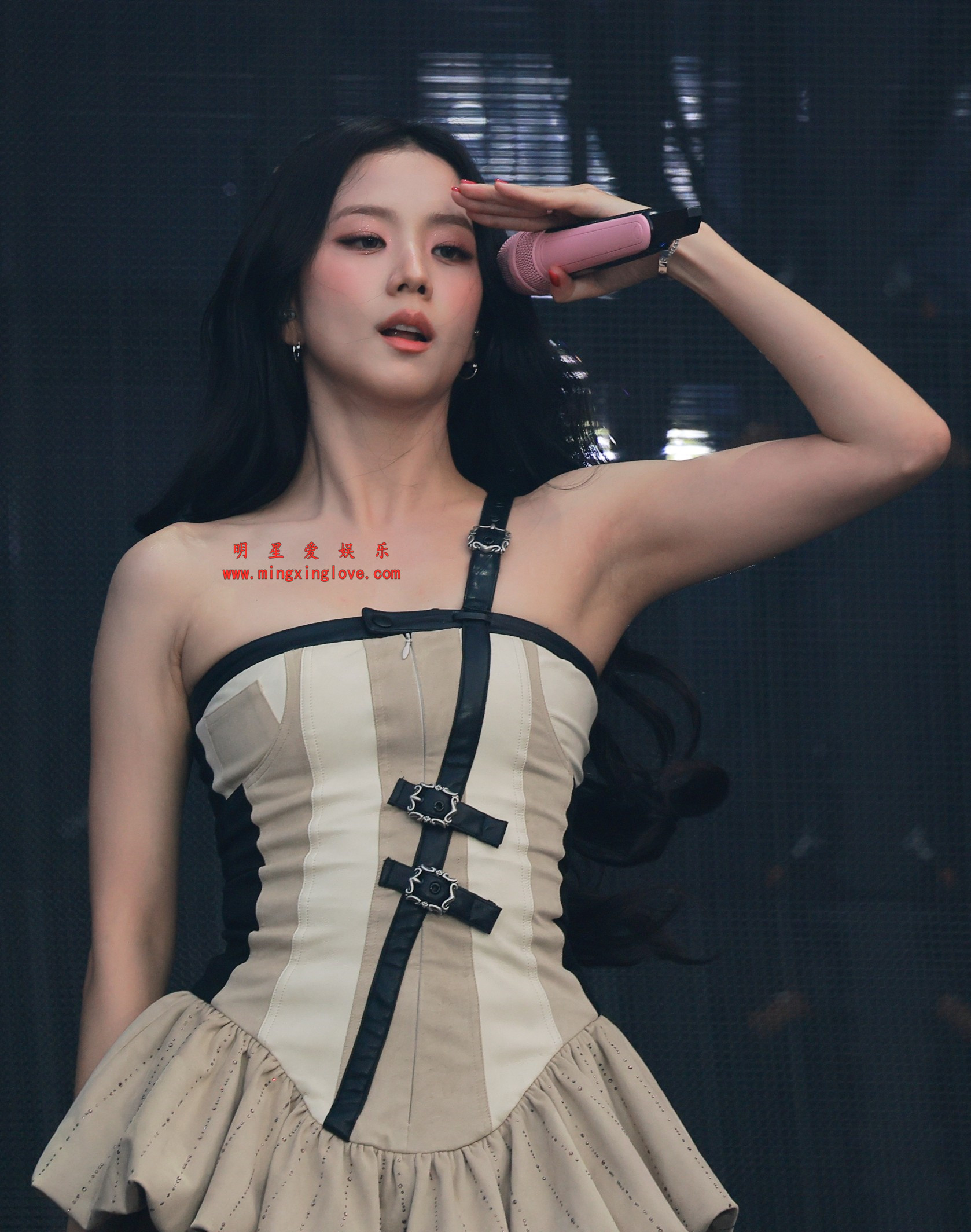 金智秀演唱会舞台热舞拍摄花絮照片,性感抹胸超短裙露臀,放大可看清肌肤纹理,高清4K分辨率原图无修生图下载(至尊)-明星爱娱乐