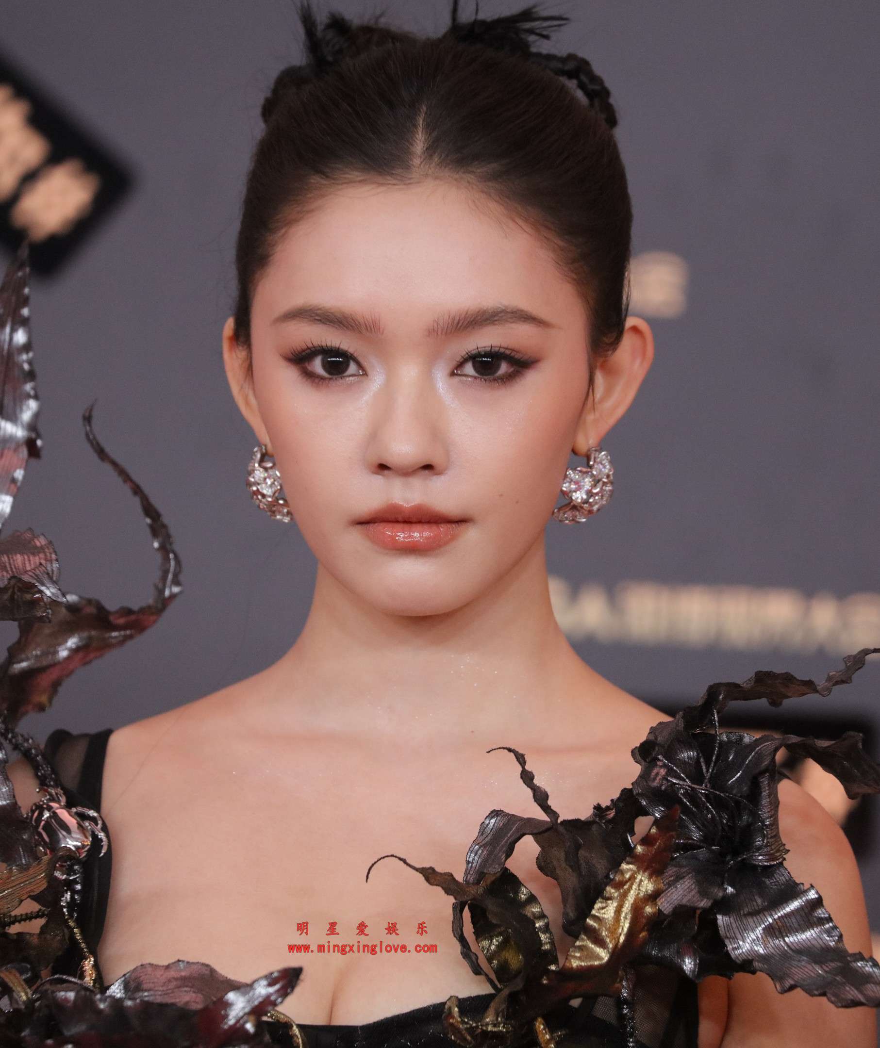 林允颖儿微博视界大会红毯拍摄花絮照片,性感透视爆乳、吊带露胸、光脚特写,高清8K分辨率原图无修生图下载(至尊)-明星爱娱乐
