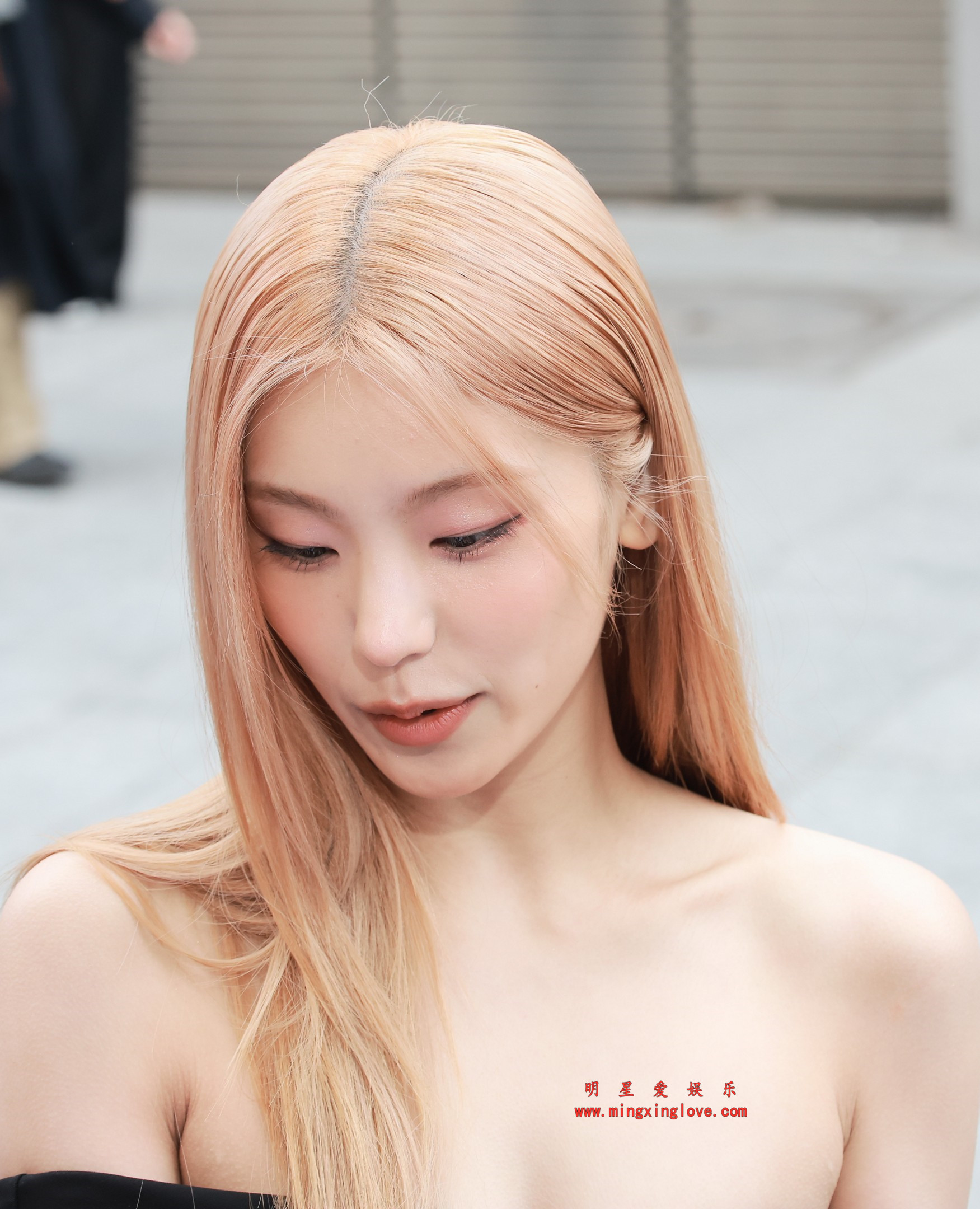 韩国女团ITZY队长黄礼志活动外拍花絮照片,性感爆乳抹胸露背,高清面部、胸部特写,放大可看清肌肤纹理,高清4K分辨率原图无修生图下载(至尊)-明星爱娱乐