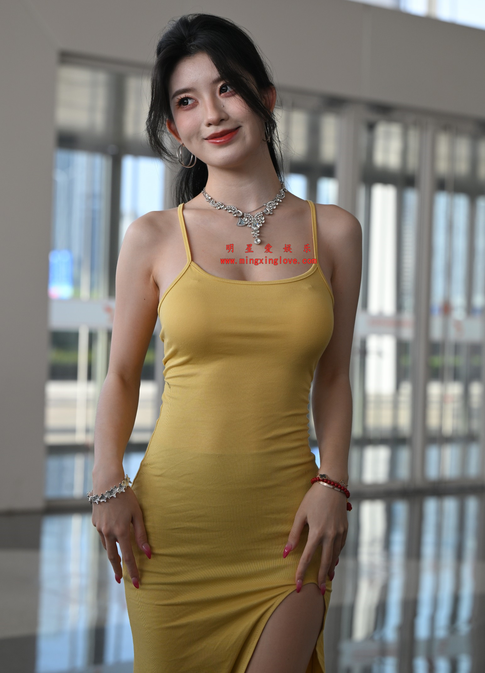 【车模街拍系列】抖音百万粉丝网红车模BB酱外拍写真拍摄花絮照片,大尺度爆乳露胸肉丝、光脚特写,放到可看清肌肤纹理,高清8K分辨率原图无修生图下载(至尊)-明星爱娱乐