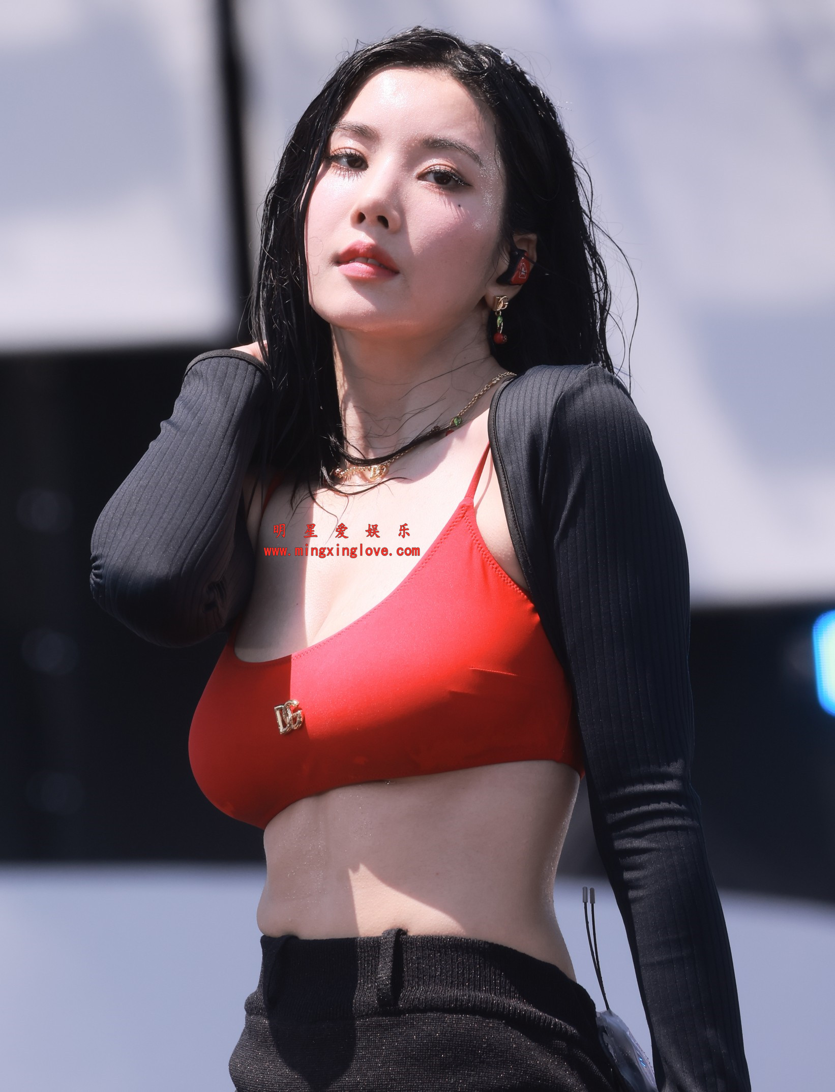 权恩妃Waterbomb音乐节活动现场花絮照片，大尺度爆乳露胸内衣，近距离拍摄，放大可看清肌肤纹理，高清4K分辨率原图无修生图下载（至尊）-明星爱娱乐