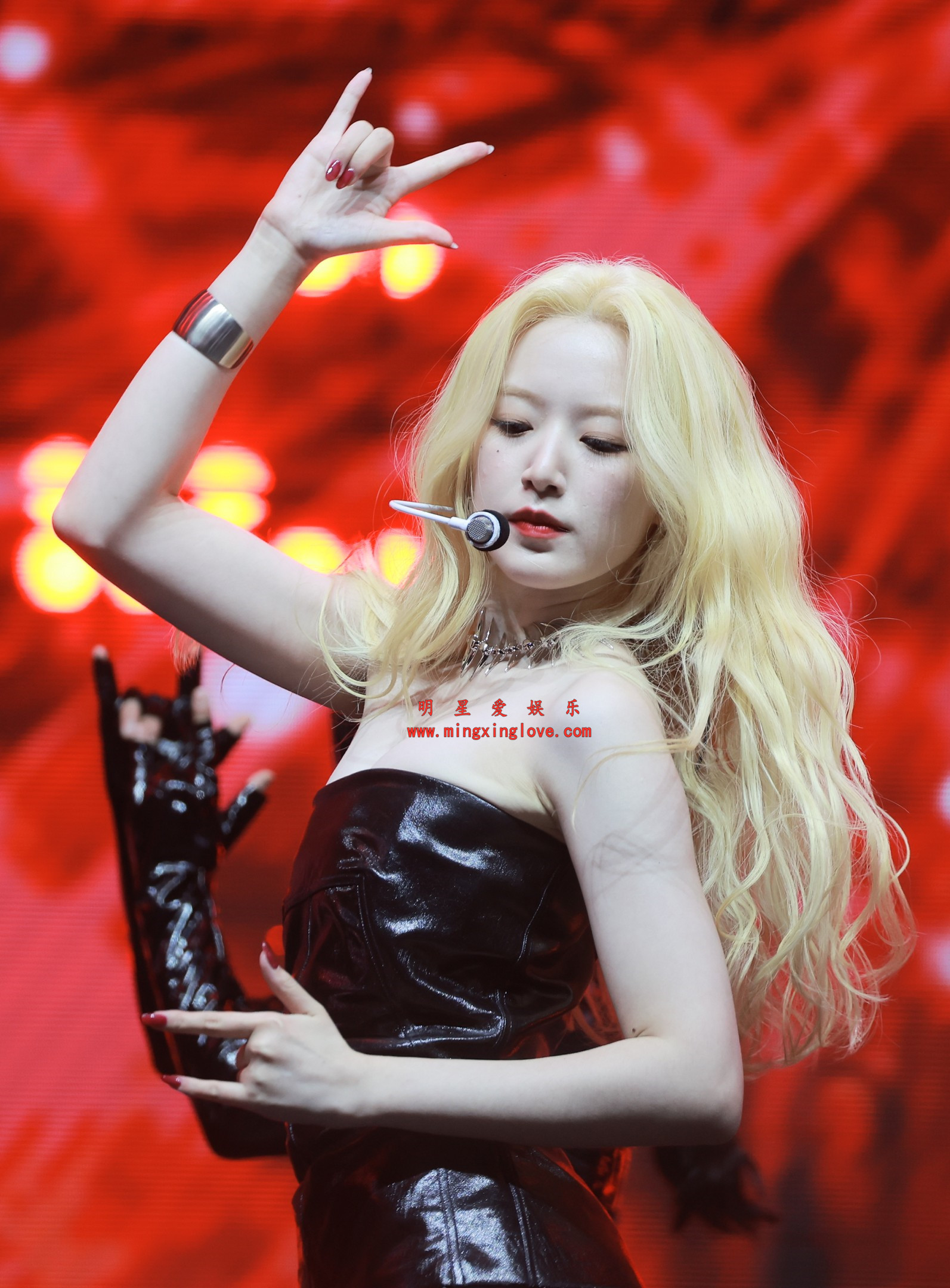 叶舒华TMA K-POP颁奖典礼现场舞台热舞拍摄花絮照片，性感爆乳露胸露背，近距离拍摄，放大可看清肌肤纹理，高清4K分辨率原图无修生图下载（至尊）-明星爱娱乐