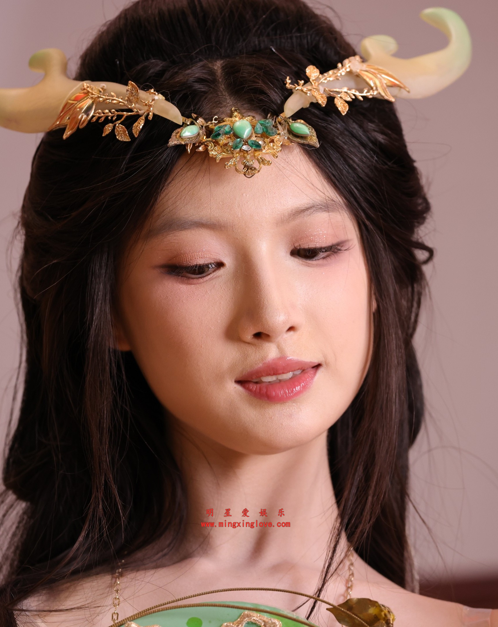 【车模街拍系列】百万粉丝网红琳园长上海ChinaJoy展会逆水寒cosplay拍摄花絮照片，性感抹胸开叉裙，美腿，光脚特写，放大可看清肌肤纹理，高清8K分辨率原图无修生图下载（至尊）-明星爱娱乐