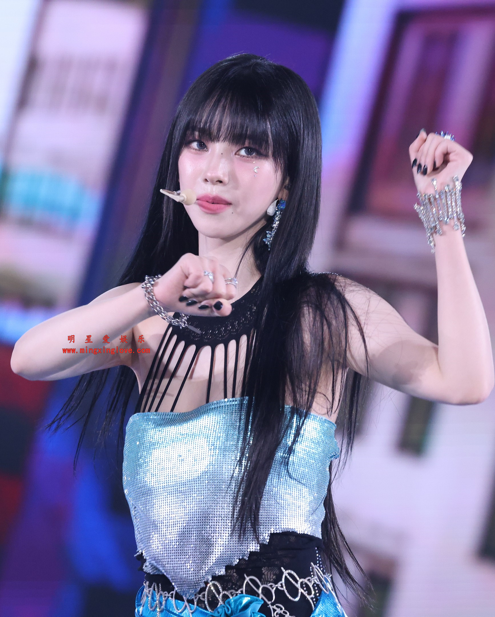 Aespa女团队长刘知珉 The Fact Music Awards (TMA)颁奖舞台热舞拍摄花絮照片，性感露胸露背短裙、渔网袜，放大可看清肌肤纹理，高清8K分辨率原图无修生图下载（至尊）-明星爱娱乐
