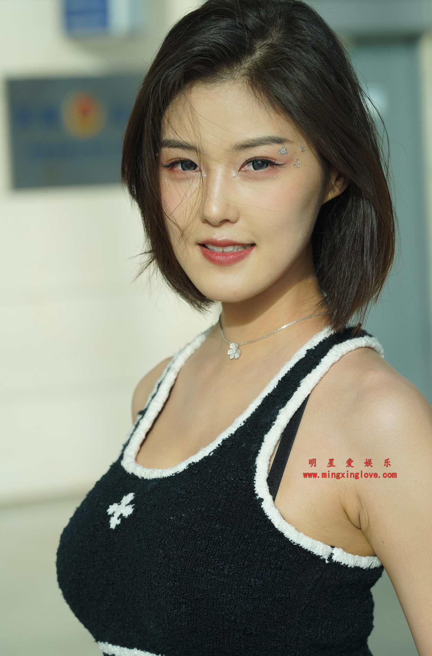 【车模街拍系列】百万粉丝网红车模程儿外拍写真花絮照片,性感吊带爆乳超短裙、美腿光脚,放大可看清肌肤纹理,高清8K分辨率原图无修生图下载(至尊)-明星爱娱乐