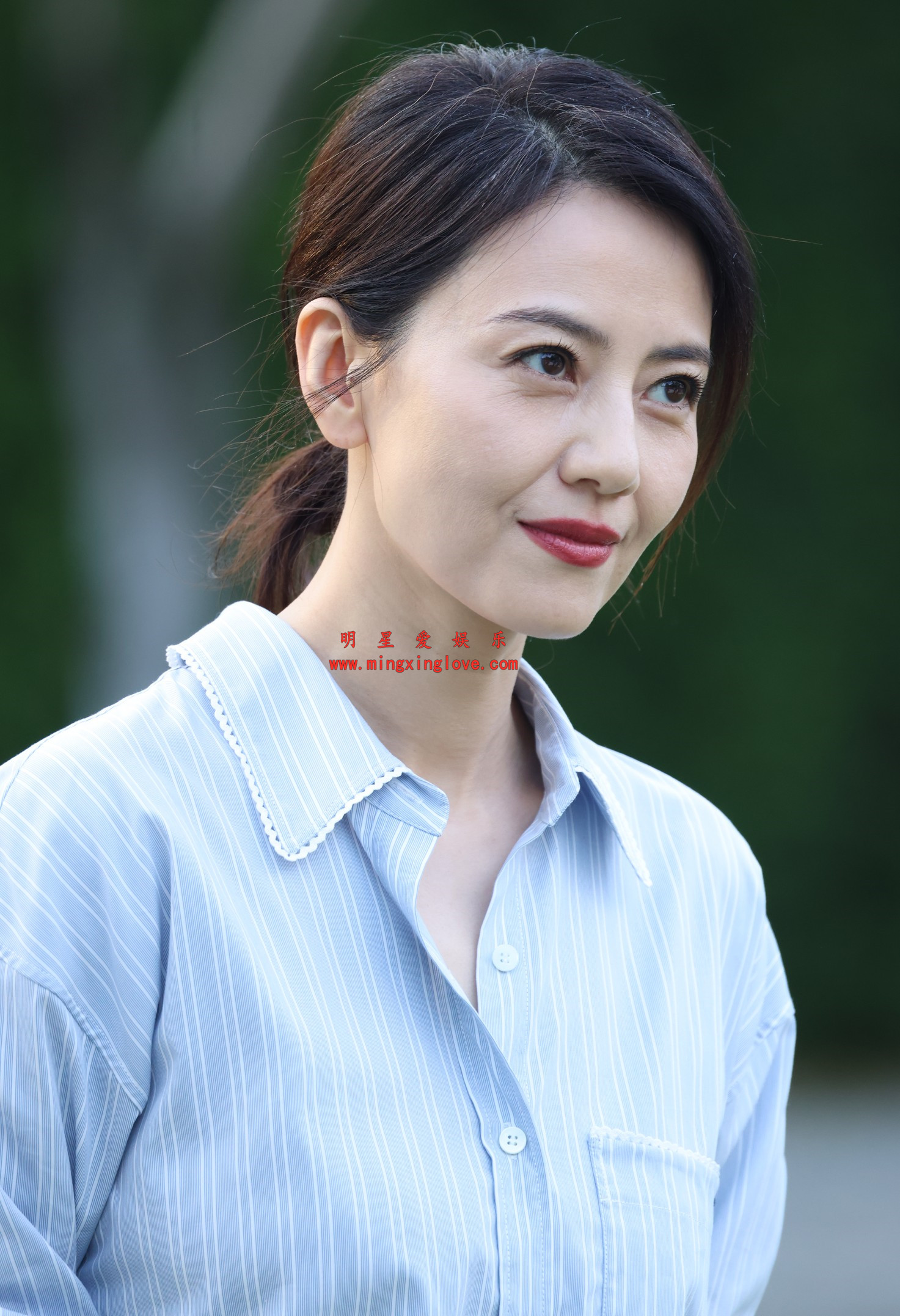 高圆圆Edition女装品牌活动现场花絮照片，高清面部、光脚特写，放大可看清肌肤纹理，高清8K分辨率原图无修生图下载（至尊）-明星爱娱乐