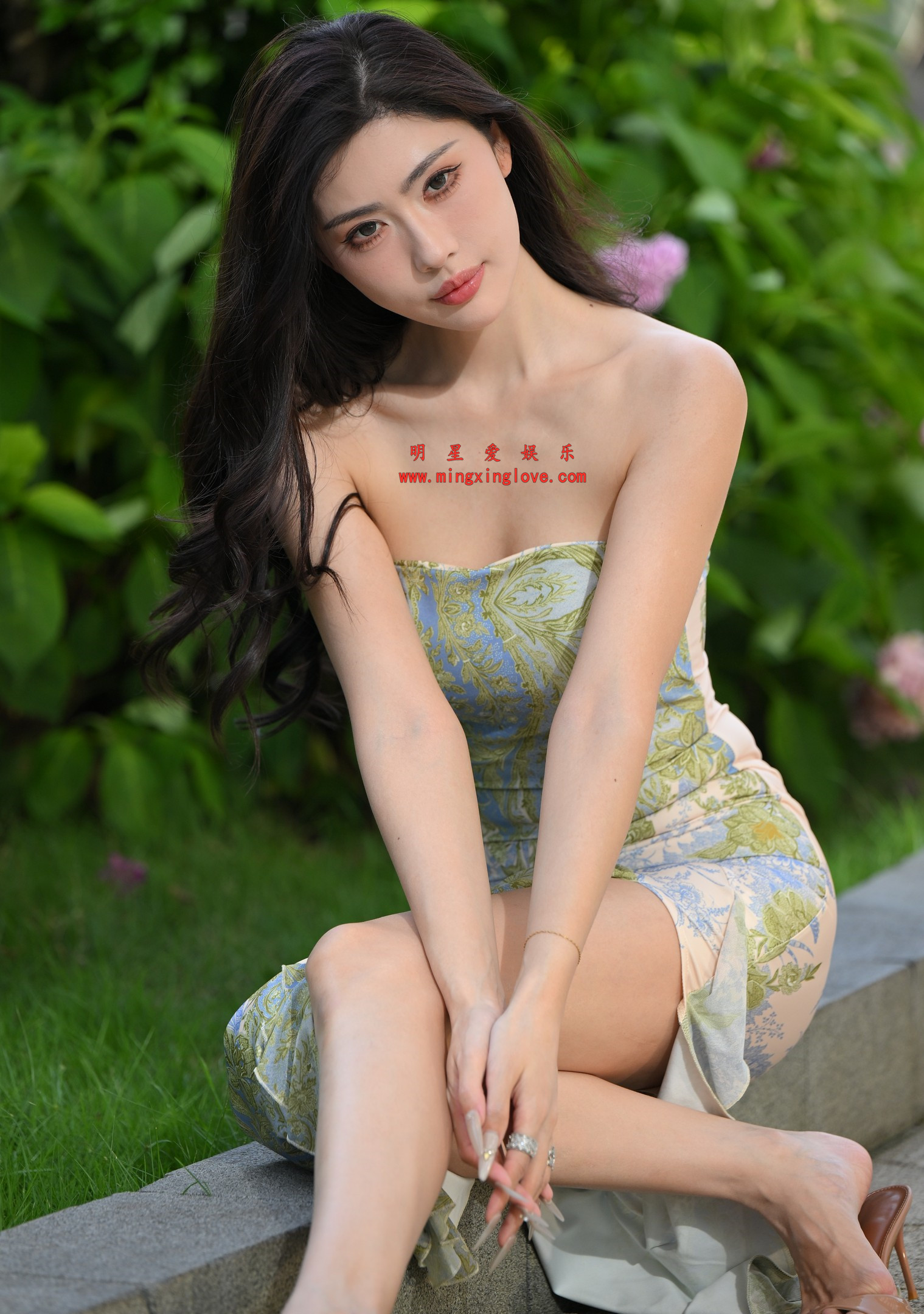 【车模街拍系列】抖音网红车模环球小姐叶濛雨外拍写真花絮照片,大尺度抹胸开叉裙,美腿光脚特写,放大可看清肌肤纹理,高清8K分辨率原图无修生图下载(至尊)-明星爱娱乐