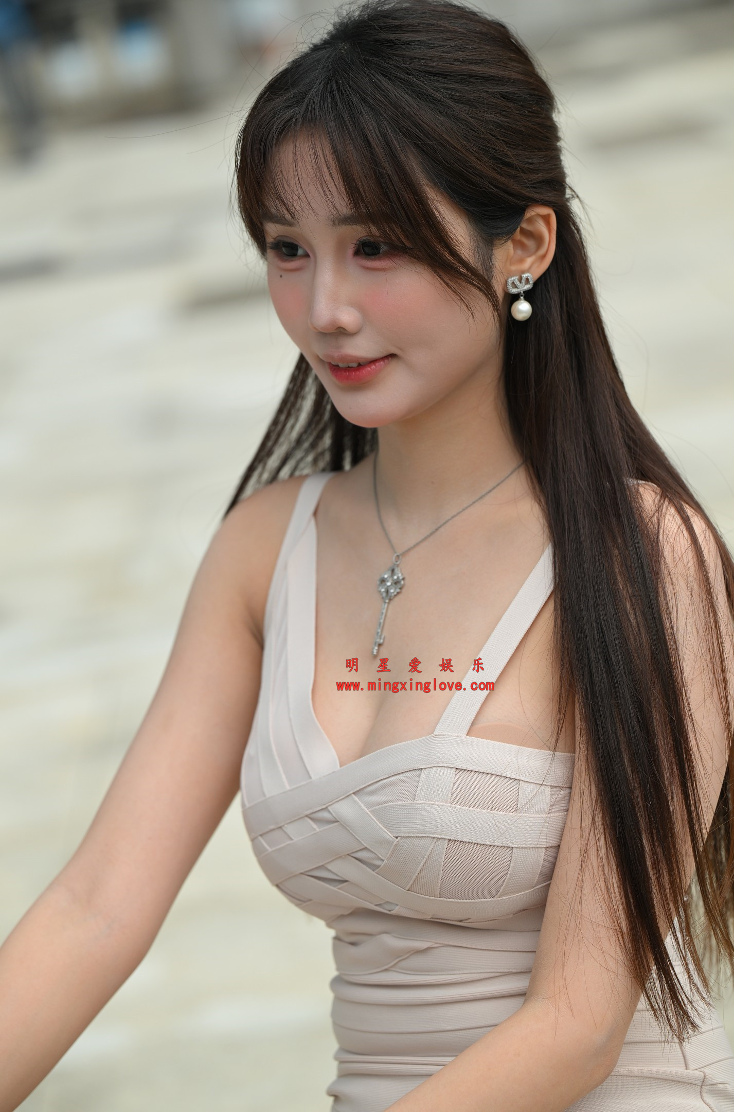 【车模街拍系列】抖音百万粉丝网红车模小思佳外拍写真拍摄花絮照片,大尺度爆乳露胸、超短裙美腿光脚特写,放大可看清肌肤纹理,高清8K分辨率原图无修生图下载(至尊)-明星爱娱乐