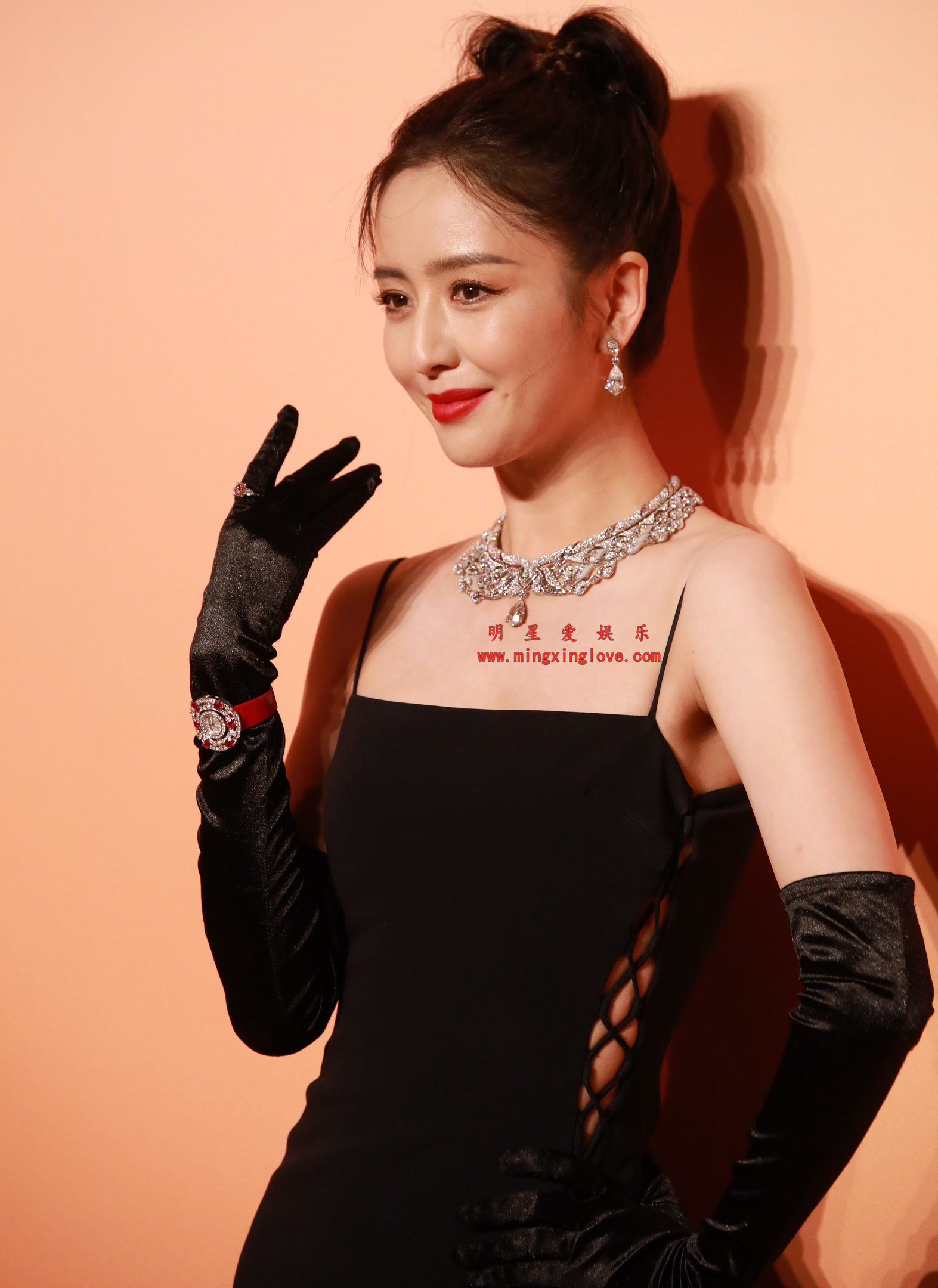 佟丽娅宝格丽活动红毯拍摄花絮照片,性感吊带露胸、高开叉裙美腿光脚,放大可看清肌肤纹理,高清4K分辨率原图无修生图下载(至尊)-明星爱娱乐