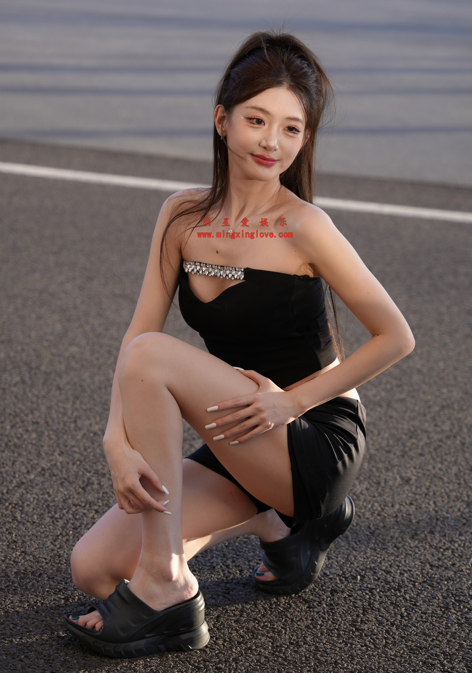【车模街拍系列】百万粉丝网红车模粥粥酱外拍写真花絮照片，大尺度爆乳露胸（乳贴），超短裤美腿光脚放大可看清肌肤纹理，高清4K分辨率原图无修生图下载（至尊）-明星爱娱乐