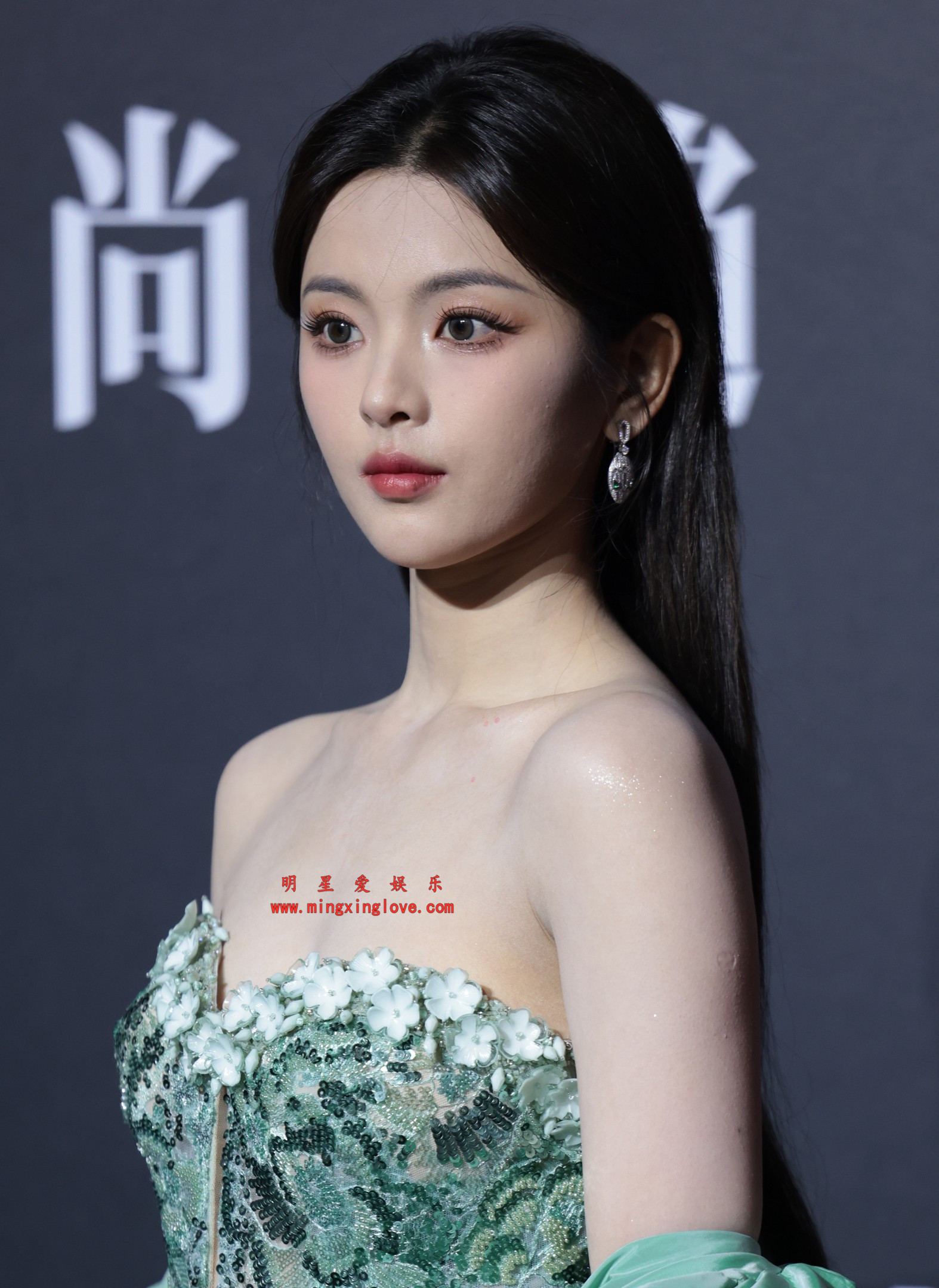 杨超越费加罗风尚大典红毯拍摄花絮照片,性感爆乳露胸开叉裙、光脚特写,放大可看清肌肤纹理,高清8K分辨率原图无修生图下载(至尊)-明星爱娱乐