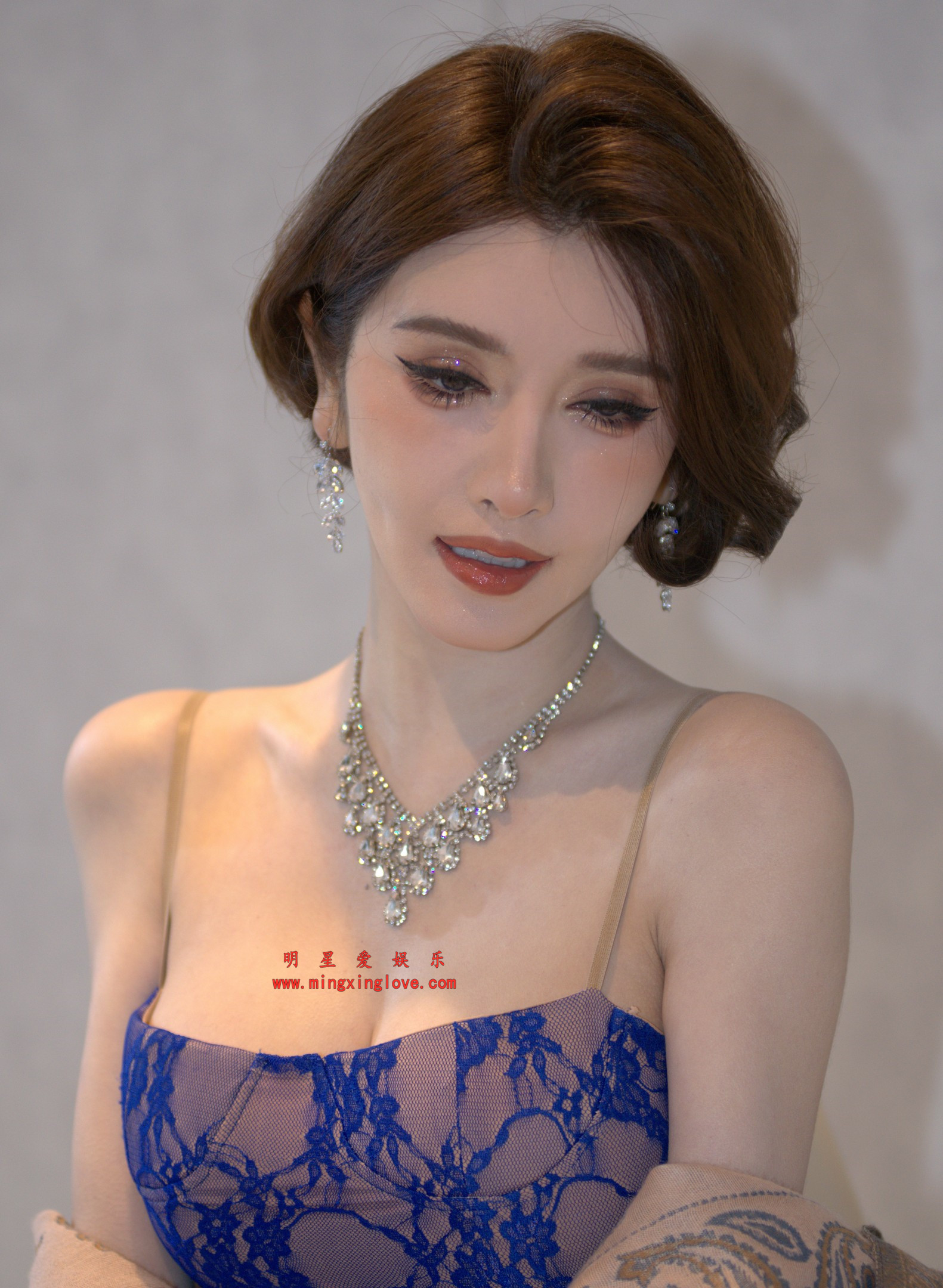 【车模街拍系列】百万粉丝网红小喵大宝外拍写真拍摄花絮照片,性感吊带爆乳露胸,脚部、胸部高清特写,单张50M左右,放大可看清肌肤纹理,高清4K分辨率原图无修生图下载(至尊)-明星爱娱乐