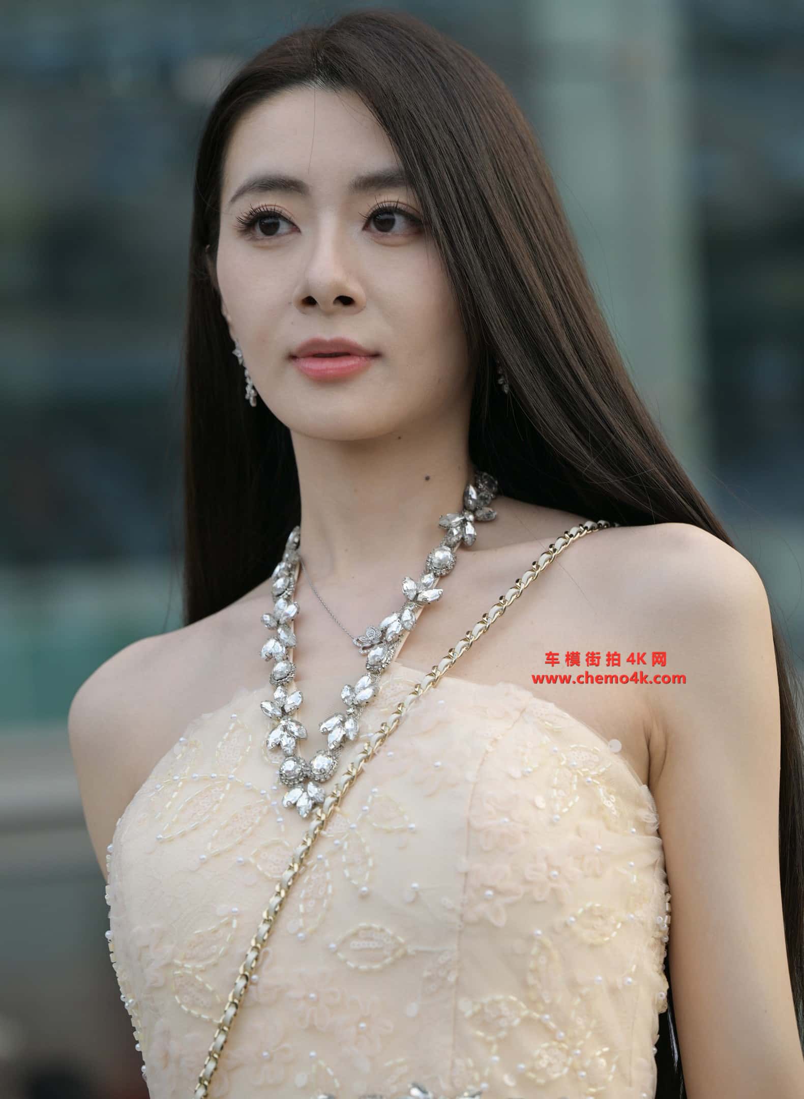 【车模街拍系列】抖音网红车模小荔枝吖外拍写真花絮照片,性感抹胸露背短裙、美腿光脚特写,放大可看清肌肤纹理,高清8K分辨率原图无修生图下载(至尊)-明星爱娱乐