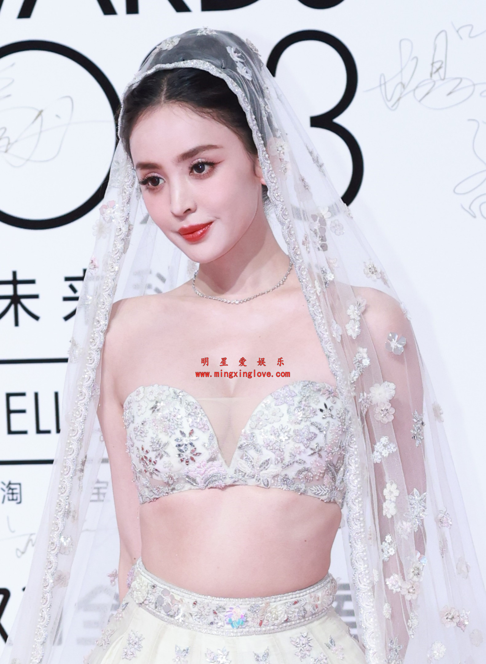 古力娜扎ELLE风尚大典红毯拍摄花絮照片,大尺度爆乳露胸裙,放大可看清肌肤纹理,高清4K分辨率原图无修生图下载(至尊)-明星爱娱乐