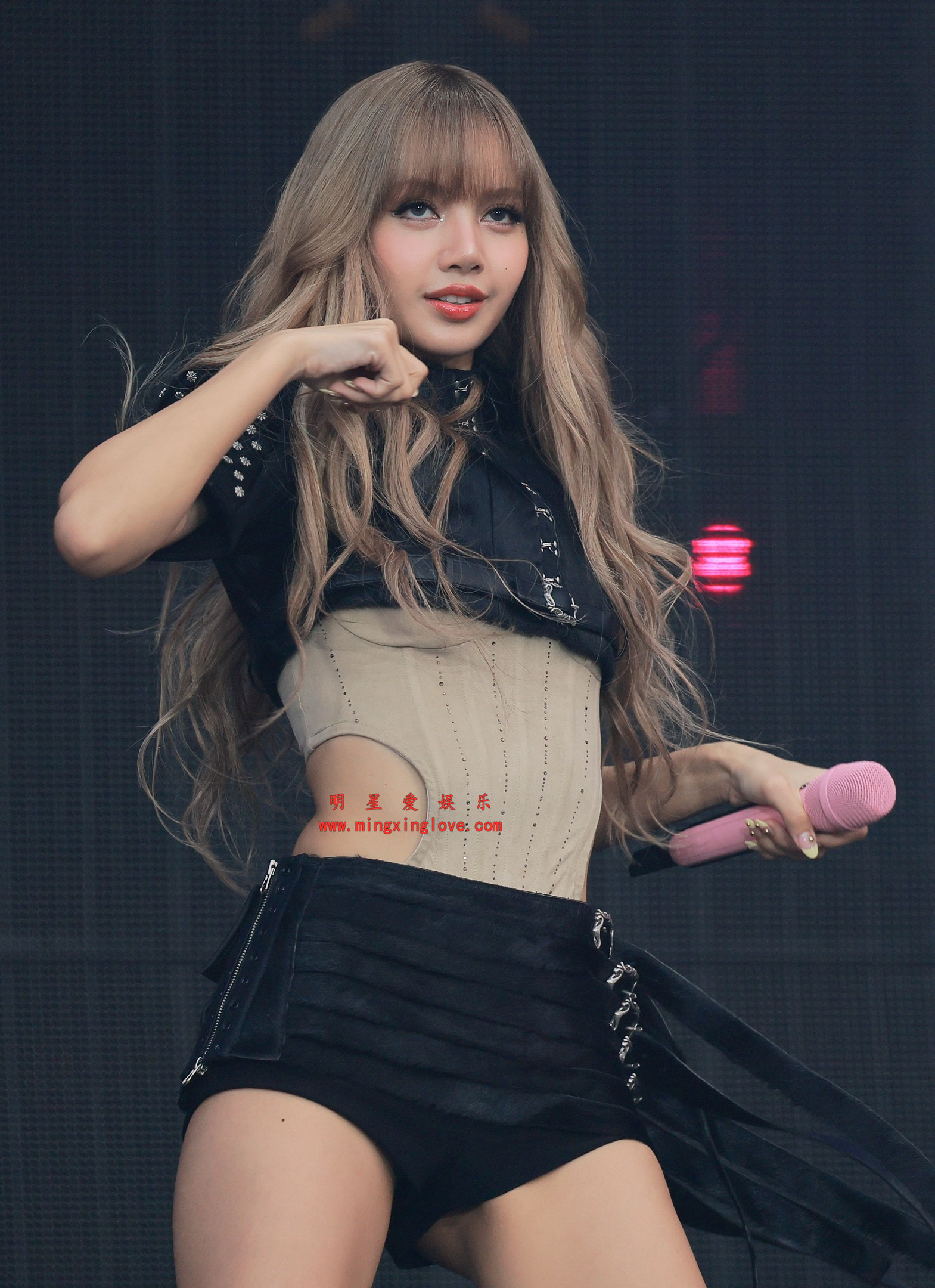 Lisa BLACKPINK《DEADLINE》世界巡回演唱会舞台热舞拍摄花絮照片,性感超短裤美腿,放大可看清肌肤纹理,高清4K分辨率原图无修生图下载(至尊)-明星爱娱乐
