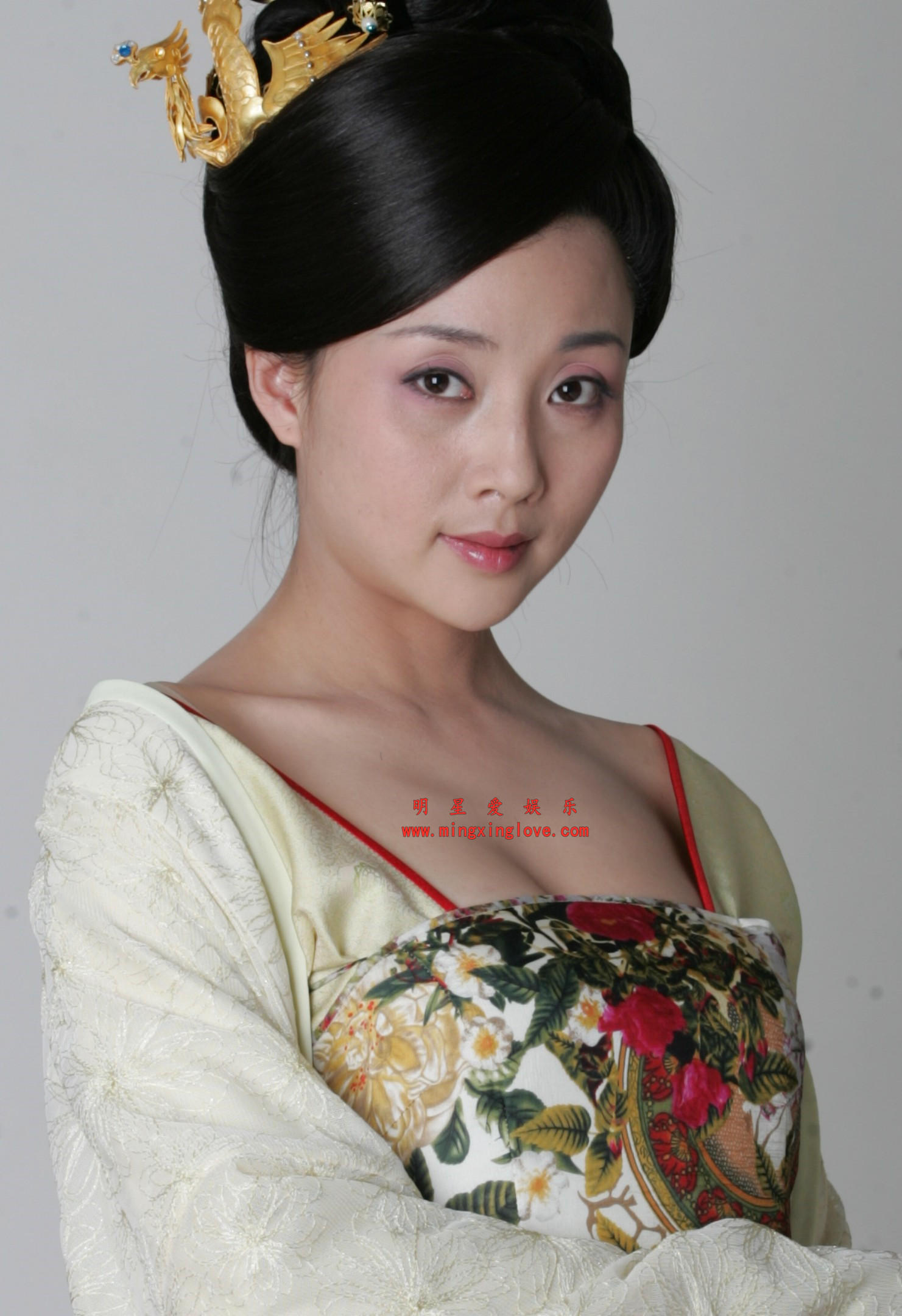 殷桃某电视剧定妆照及现场剧照拍摄花絮照片,性感爆乳露胸、露背等剧中造型,放大可看清肌肤纹理,高清4K分辨率原图无修生图下载(至尊)-明星爱娱乐