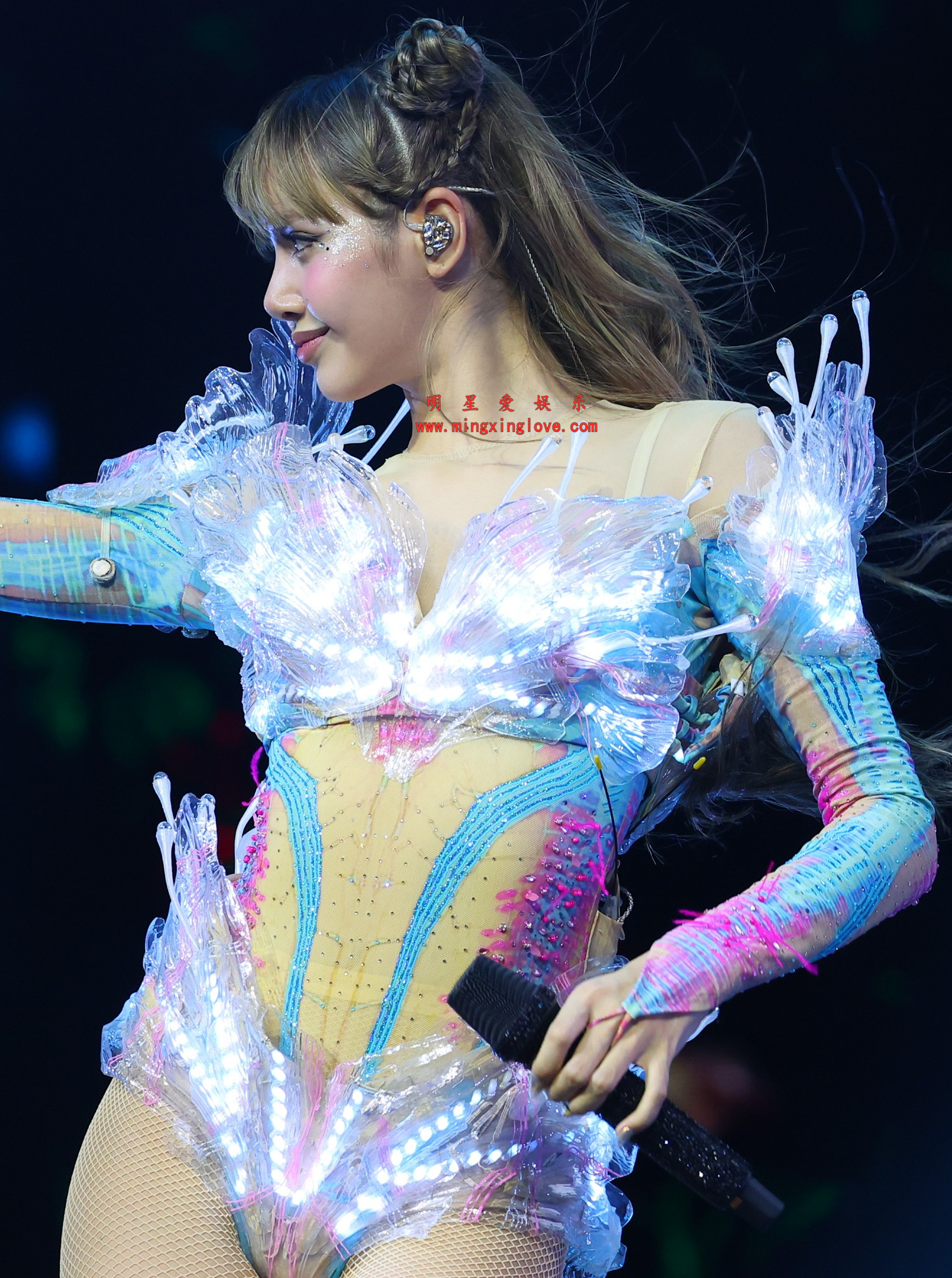 Lisa BLACKPINK演唱会舞台拍摄花絮照片，性感露胸超短裤、渔网袜露臀，放大可看清肌肤纹理，高清4K分辨率原图无修生图下载（至尊）-明星爱娱乐