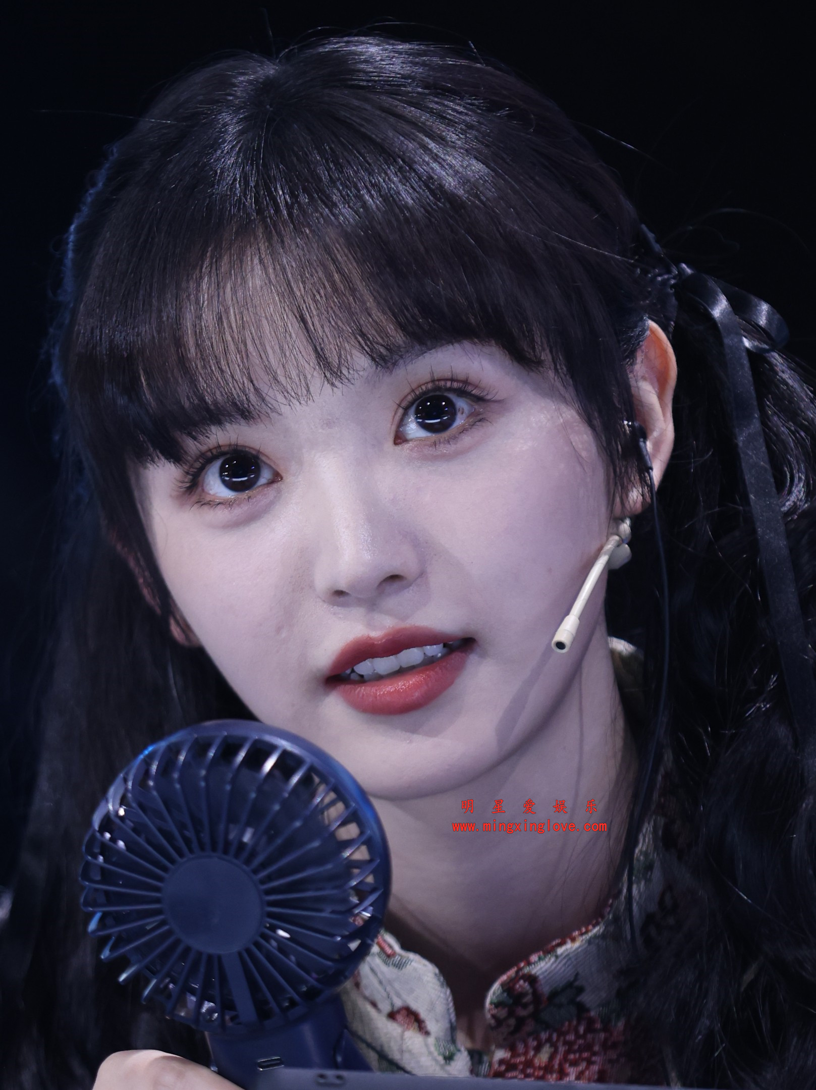田曦薇某综艺活动现场花絮照片,性感短裙美腿,面部高清特写,放大可看清肌肤纹理,高清8K分辨率原图无修生图下载(至尊)-明星爱娱乐
