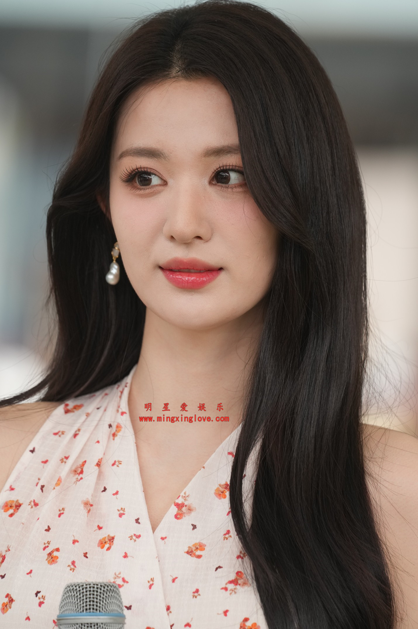 王楚然LANCY朗姿品牌活动现场拍摄花絮照片,性感露肩裙、光脚特写,放大可看清肌肤纹理,高清4K分辨率原图无修生图下载(至尊)-明星爱娱乐