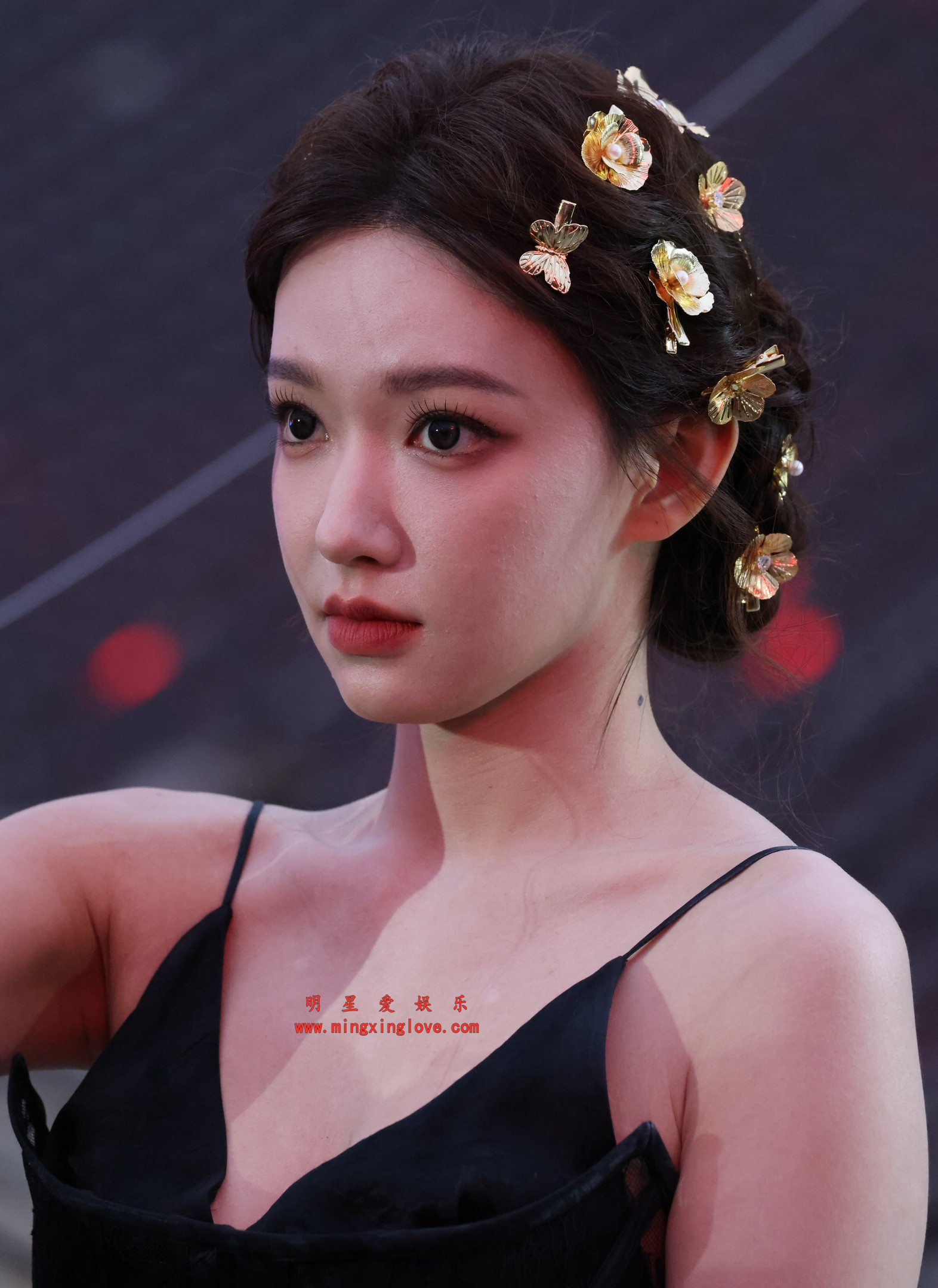 程潇RED GALA小红书之夜现场拍摄花絮照片,性感深V吊带露胸礼服,近距离拍摄,放大可看清肌肤纹理,高清8K分辨率原图无修生图下载(至尊)-明星爱娱乐