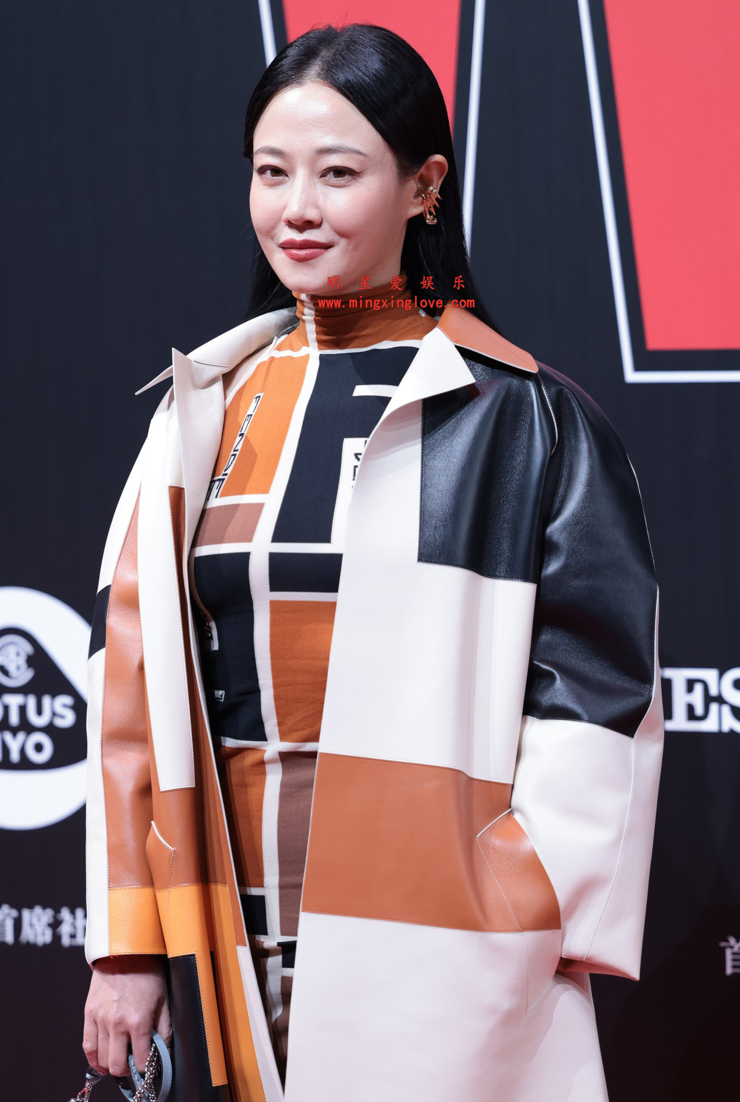 谭卓W年度光影盛典红毯拍摄花絮照片,时尚裙装、美腿光脚特写,放大可看清肌肤纹理,高清8K分辨率原图无修生图下载(至尊)-明星爱娱乐
