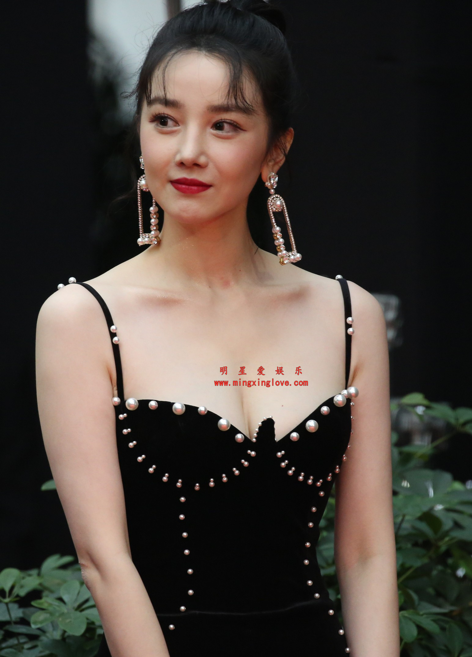 陈小纭ELLE时尚盛典红毯拍摄花絮照片,大尺度爆乳开叉礼服、美腿光脚特写,放大可看清肌肤纹理,高清4K分辨率原图无修生图下载(至尊)-明星爱娱乐
