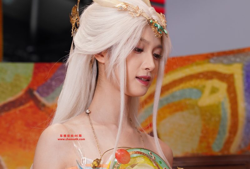 【车模街拍系列】百万粉丝网红琳园长上海ChinaJoy逆水寒展台拍摄花絮照片,性感抹胸露背开叉裙,光脚高跟,单张30M+,放大可看清肌肤纹理,高清8K分辨率原图无修生图下载(至尊)-明星爱娱乐